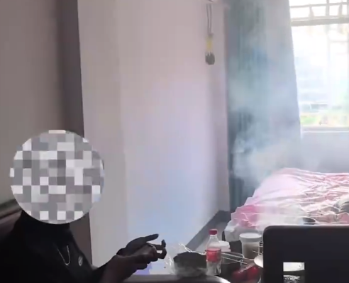 散户股票配资 女子卧室用碳烧烤网友炸锅：我在家烧烤，我妈乐意，网络判官不乐意